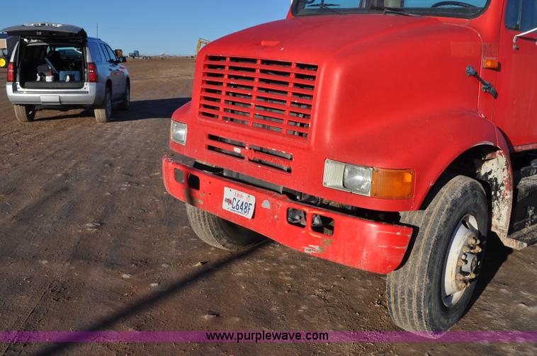 image for item G7127 1991 International 8100 semi truck