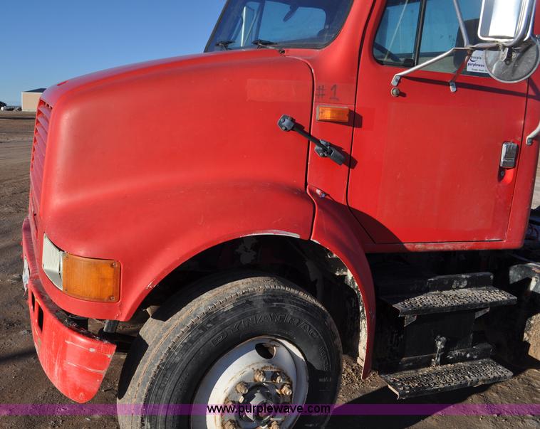 image for item G7127 1991 International 8100 semi truck