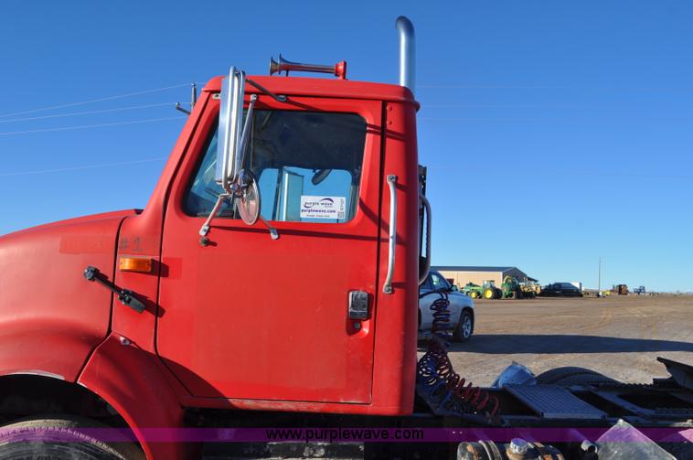 image for item G7127 1991 International 8100 semi truck