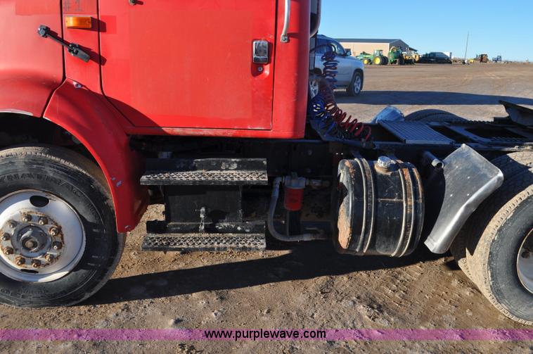 image for item G7127 1991 International 8100 semi truck