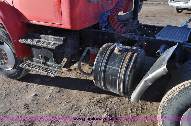 image for item G7127 1991 International 8100 semi truck