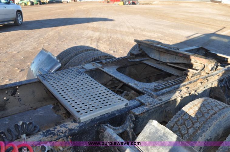 image for item G7127 1991 International 8100 semi truck