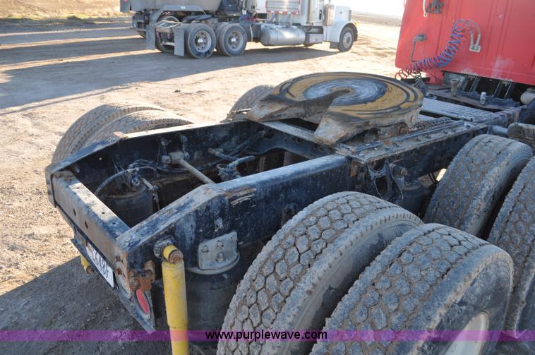 image for item G7127 1991 International 8100 semi truck