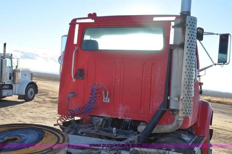 image for item G7127 1991 International 8100 semi truck