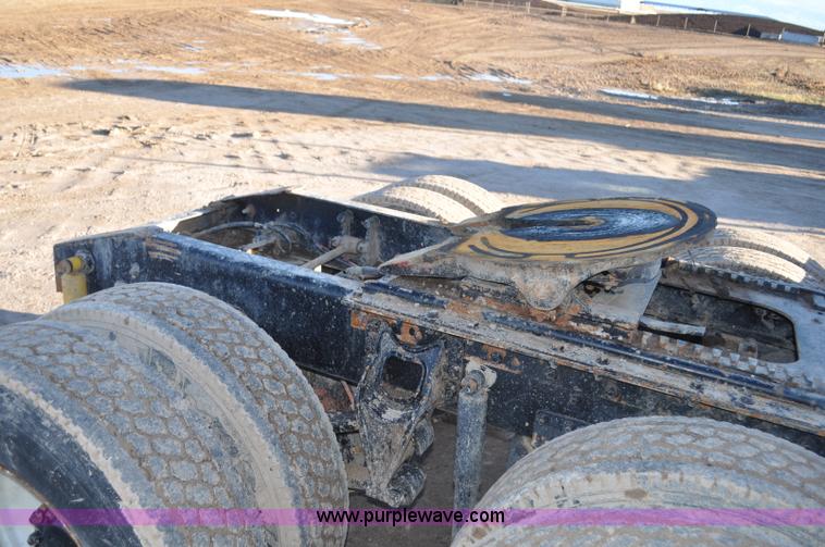 image for item G7127 1991 International 8100 semi truck