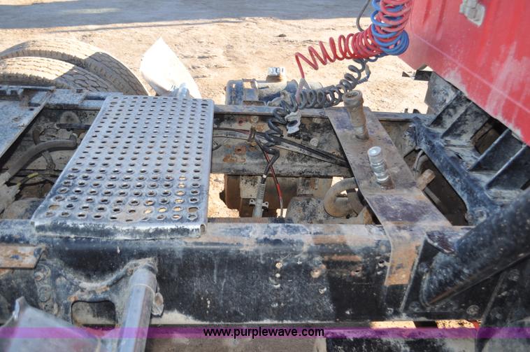 image for item G7127 1991 International 8100 semi truck