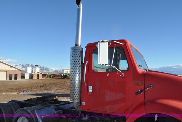 image for item G7127 1991 International 8100 semi truck