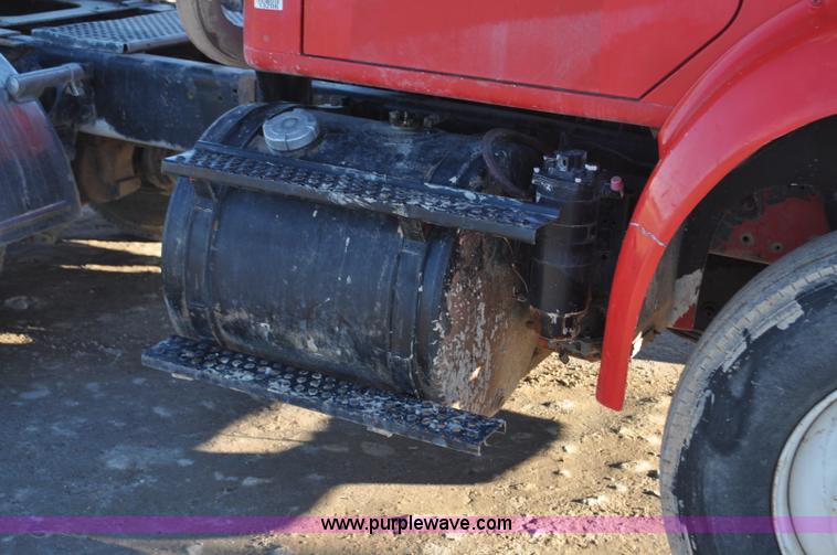 image for item G7127 1991 International 8100 semi truck