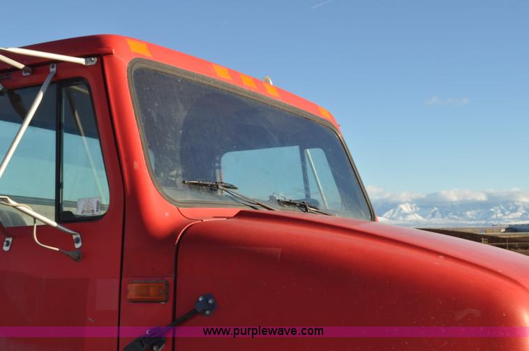 image for item G7127 1991 International 8100 semi truck