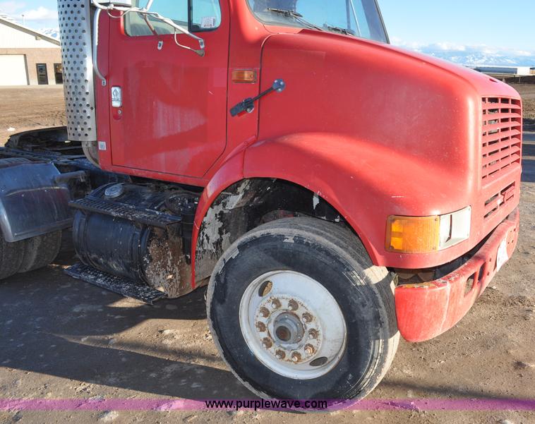 image for item G7127 1991 International 8100 semi truck