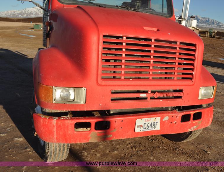 image for item G7127 1991 International 8100 semi truck