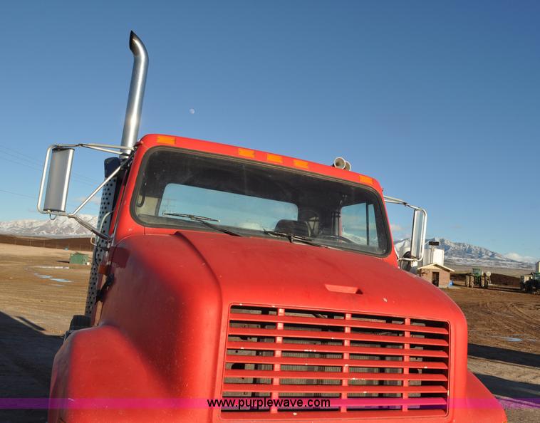 image for item G7127 1991 International 8100 semi truck