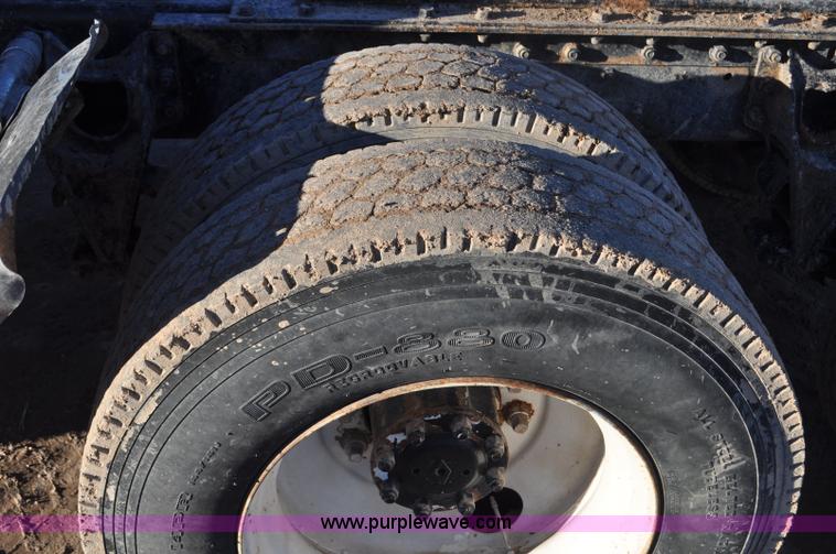 image for item G7127 1991 International 8100 semi truck