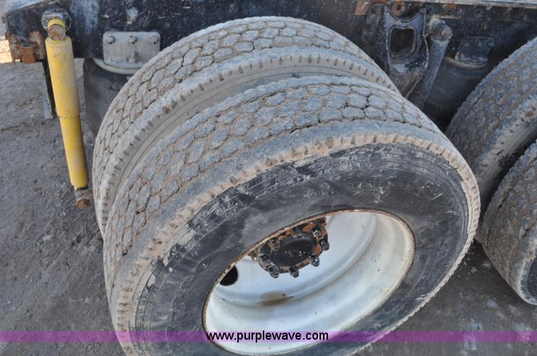 image for item G7127 1991 International 8100 semi truck