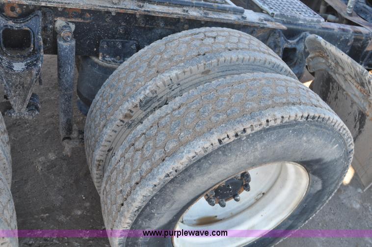 image for item G7127 1991 International 8100 semi truck