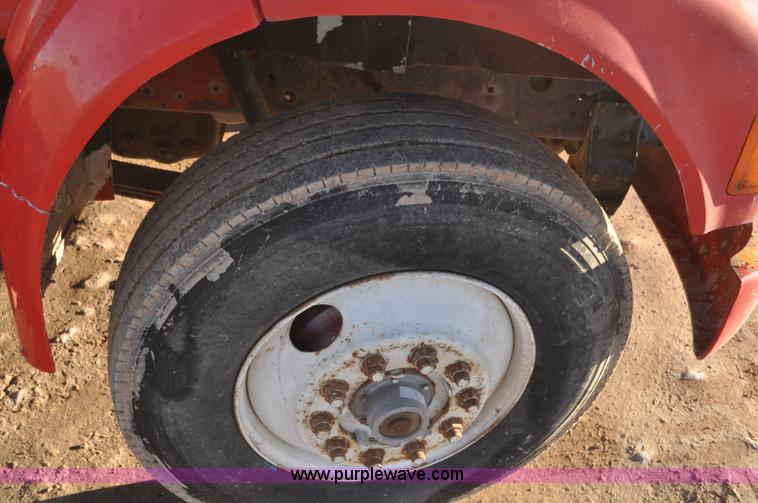 image for item G7127 1991 International 8100 semi truck