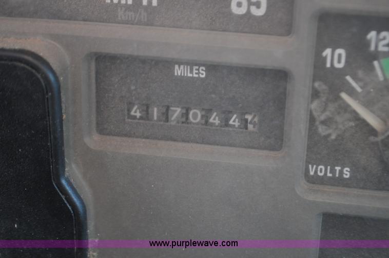 image for item G7127 1991 International 8100 semi truck