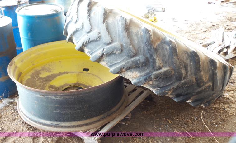 image for item G7129 1997 John Deere 8400 MFWD tractor