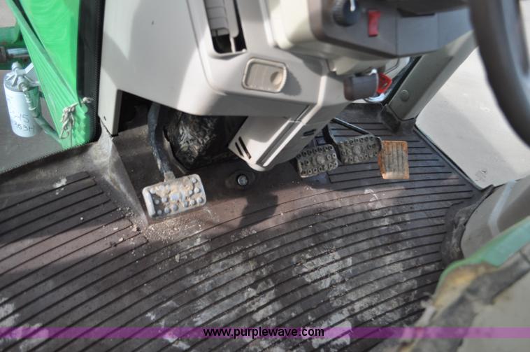 image for item G7138 2003 John Deere 7520 MFWD tractor