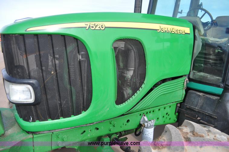 image for item G7138 2003 John Deere 7520 MFWD tractor