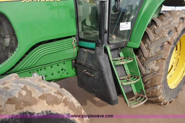 image for item G7138 2003 John Deere 7520 MFWD tractor