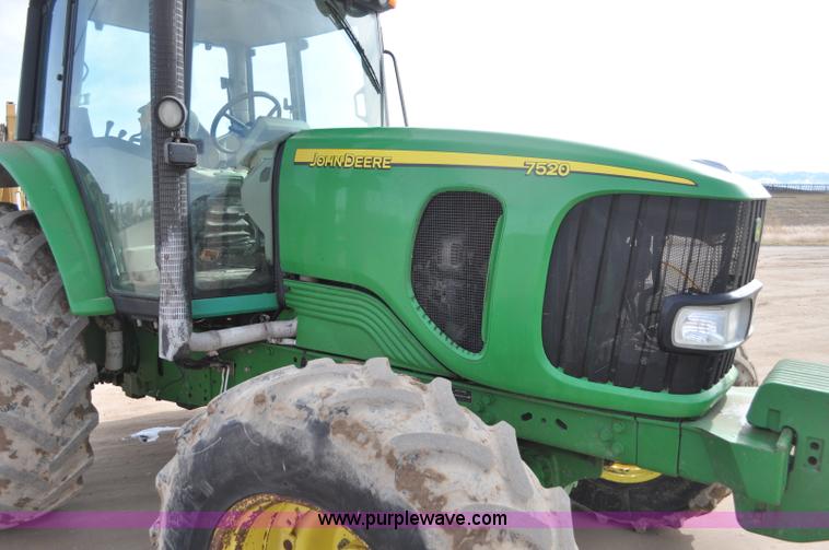image for item G7138 2003 John Deere 7520 MFWD tractor