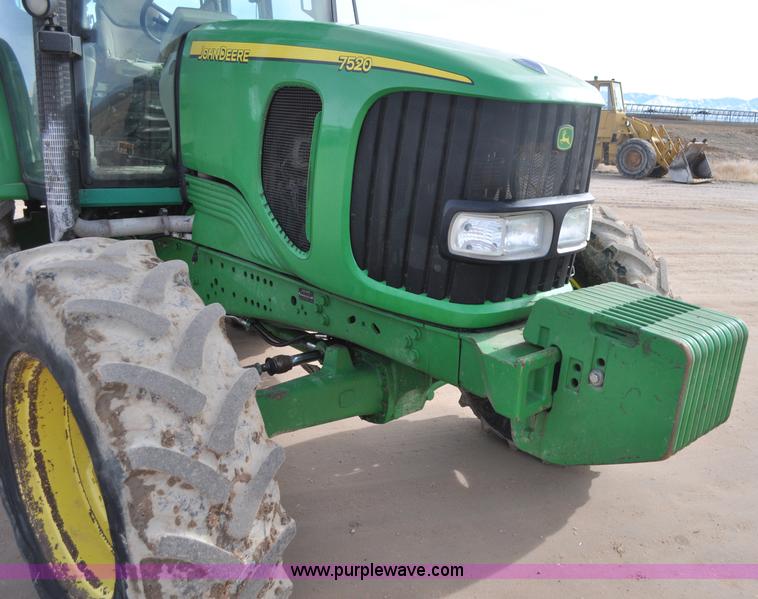 image for item G7138 2003 John Deere 7520 MFWD tractor
