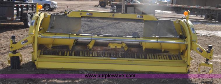 image for item G7142 John Deere 640C pickup head
