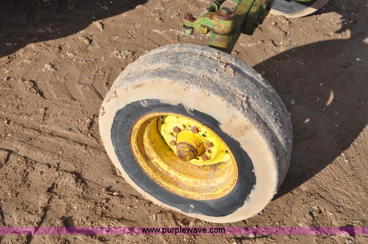 image for item G7145 1978 John Deere 2640 tractor