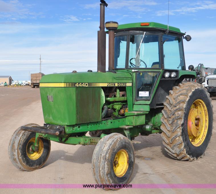 image for item G7146 1981 John Deere 4440 tractor