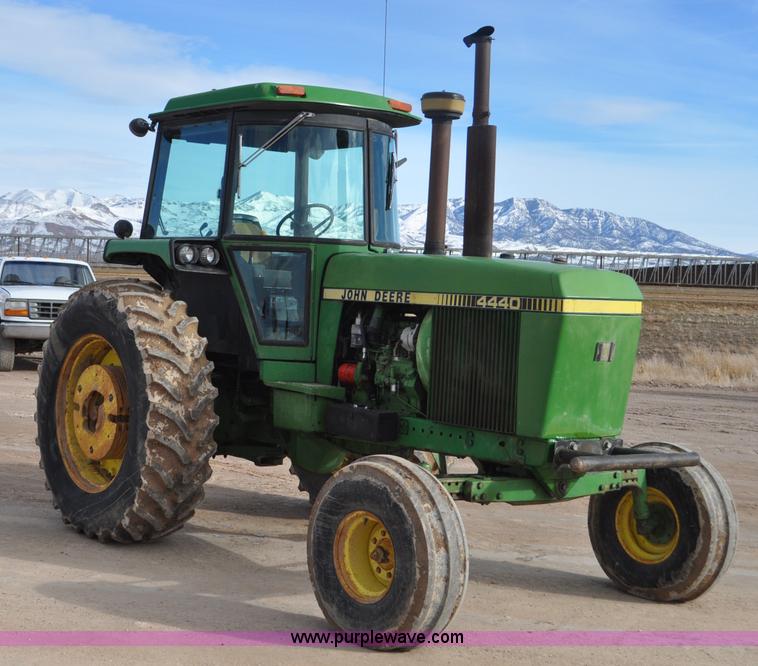 image for item G7146 1981 John Deere 4440 tractor