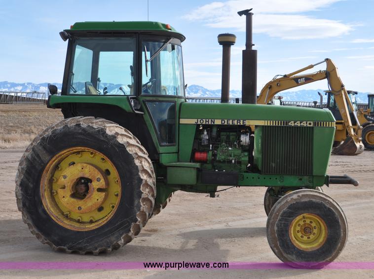 image for item G7146 1981 John Deere 4440 tractor