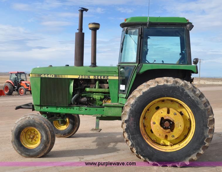 image for item G7146 1981 John Deere 4440 tractor