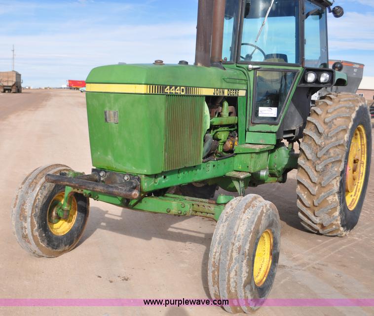 image for item G7146 1981 John Deere 4440 tractor
