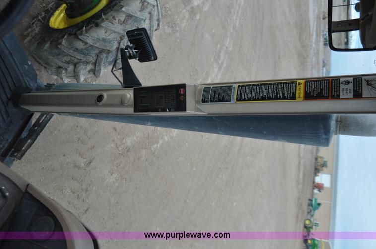 image for item G7148 2005 John Deere 7820 MFWD tractor