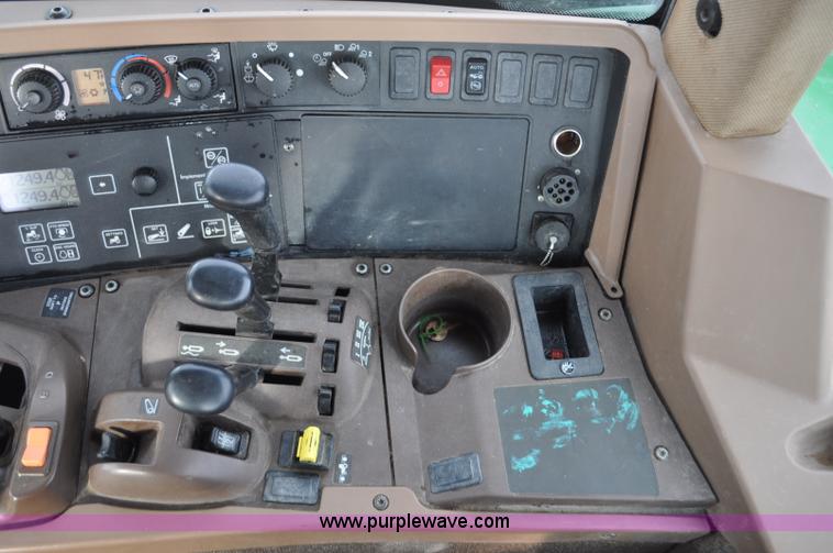 image for item G7149 2004 John Deere 7820 MFWD tractor