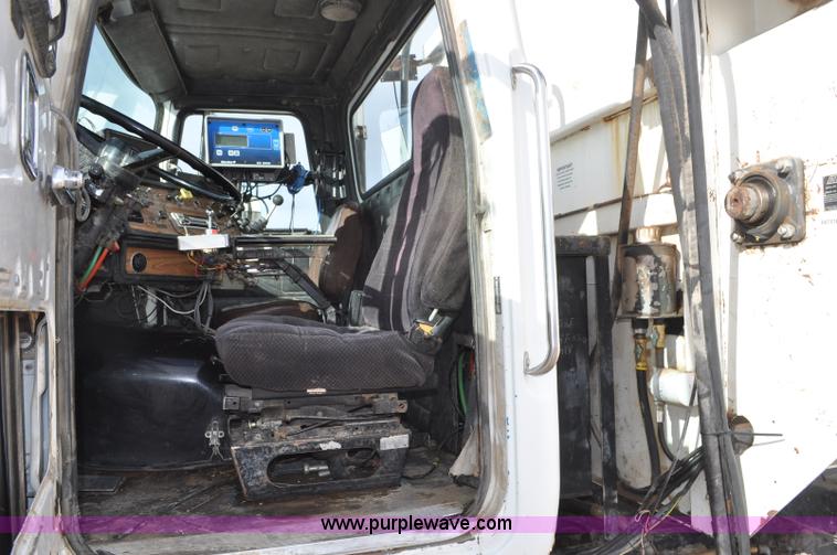 image for item G7152 1991 Autocar feed truck