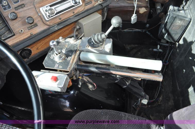 image for item G7152 1991 Autocar feed truck