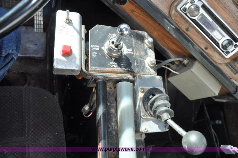 image for item G7152 1991 Autocar feed truck