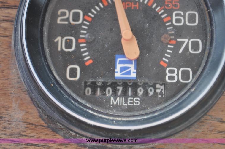 image for item G7152 1991 Autocar feed truck