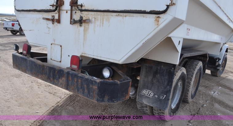 image for item G7152 1991 Autocar feed truck