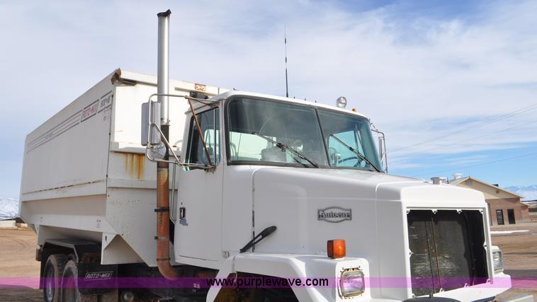 image for item G7152 1991 Autocar feed truck