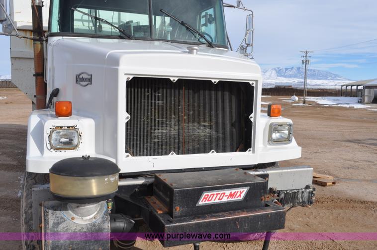 image for item G7152 1991 Autocar feed truck