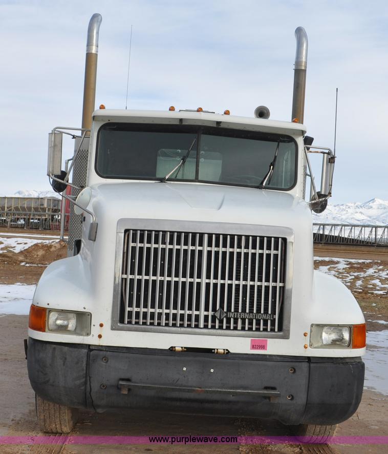 image for item G7153 1994 International 9200 flatbed truck