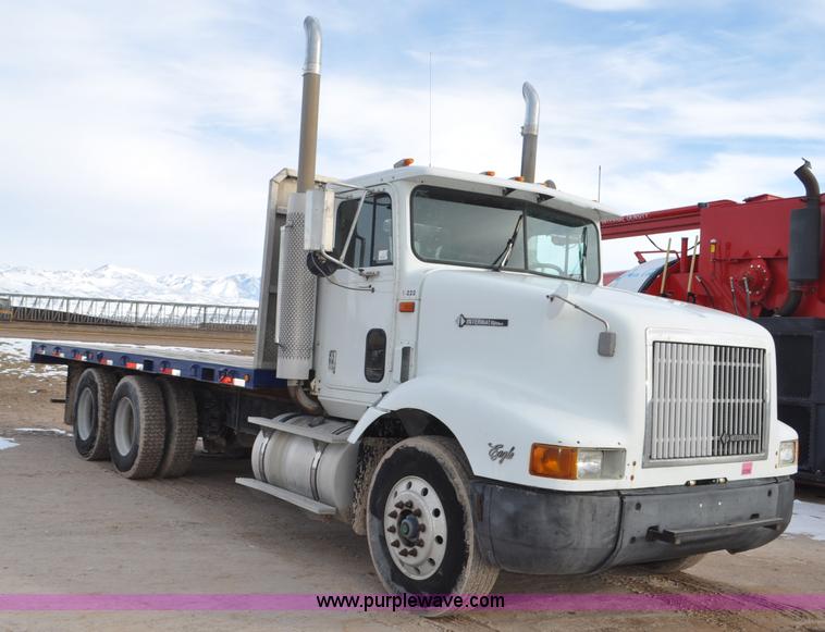 image for item G7153 1994 International 9200 flatbed truck