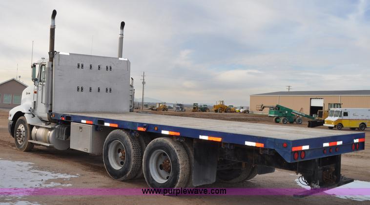 image for item G7153 1994 International 9200 flatbed truck