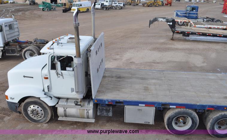 image for item G7153 1994 International 9200 flatbed truck