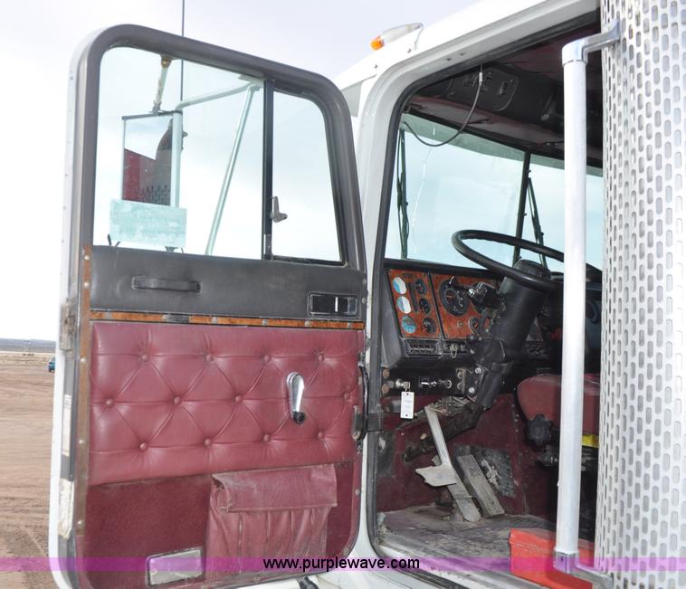 image for item G7153 1994 International 9200 flatbed truck