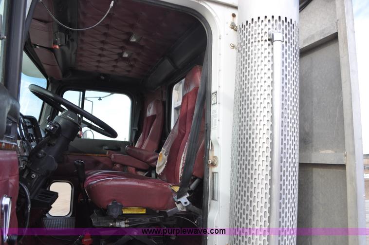 image for item G7153 1994 International 9200 flatbed truck