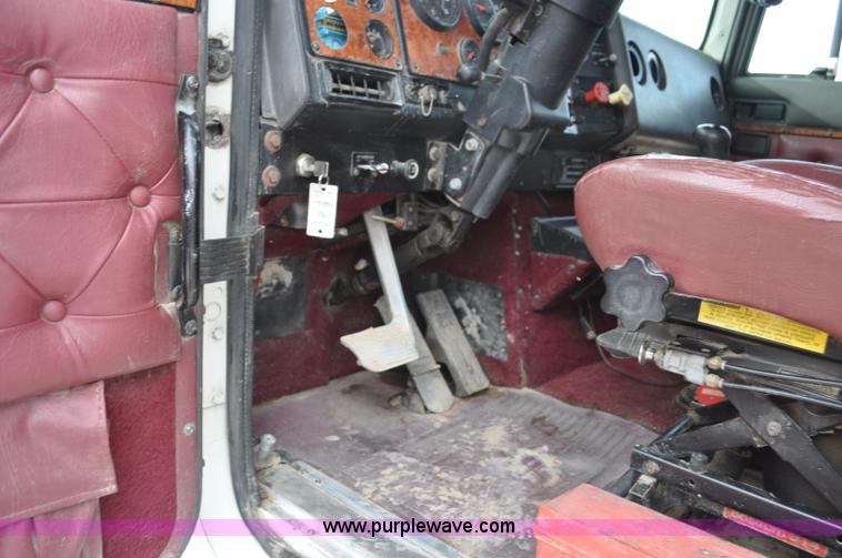 image for item G7153 1994 International 9200 flatbed truck